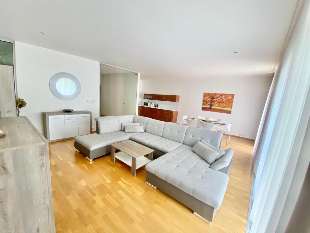 Korunni Dvur 130m2, 2 Free Parkings Apartment