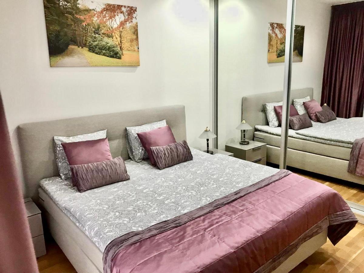 Korunni Dvur 130m2, 2 Free Parkings Apartment